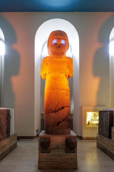 „Liam Gillick. Filtered Time“ l Ausstellungsansicht l Pergamonmuseum, 6.4.-15.10.2023 l © Staatliche Museen zu Berlin - Vorderasiatisches Museum und Nationalgalerie l Jacobo La Forgia l Courtesy der Künstler und Esther Schipper, Berlin/Paris/Seoul