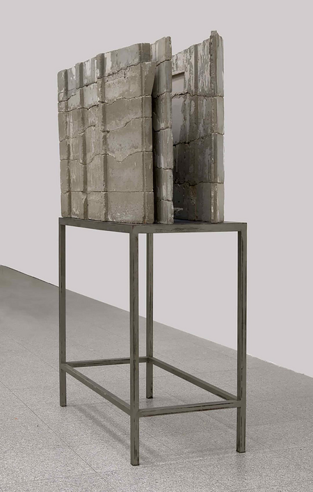 Isa Genzken, Atelier, 1990Beton und Stahl / concrete and steel265 x 76 x 163 cmSchenkung Sammlung Hoffmann, Staatliche Kunstsammlungen DresdenInstallationsansicht © Kunst und Ausstellungshalle der Bundesrepublik Deutschland GmbHCourtesy Galerie Buchholz/VG Bild-Kunst, Bonn 2023