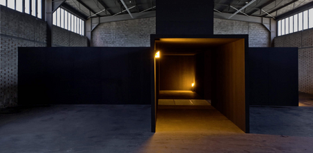 Bruce Nauman, Room with My Soul Left Out, Room That Does Not Care, 1984 (2010 realisiert) © Staatliche Museen zu Berlin, Hamburger Bahnhof – Nationalgalerie der Gegenwart, Foto: Roman März / VG Bild-Kunst, Bonn, 2023