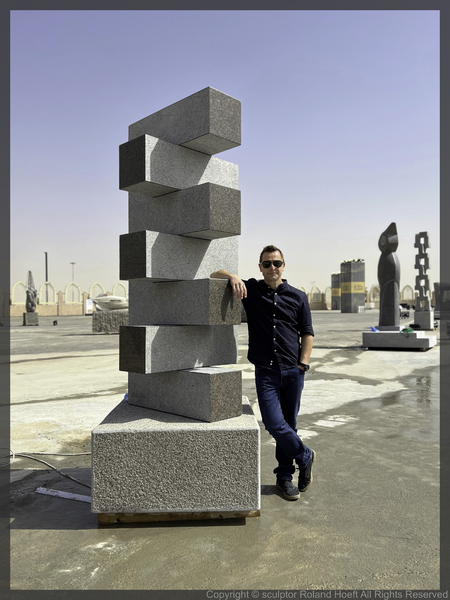 Saudi Arabien 2023<br /><br />Tuwaiq Sculpture – internationale Granit Symposium Riad 2023<br /><br />”SYNERGIE ”