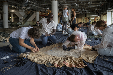 Workshop at the former Galeria Kaufhof building in Osnabrück in conjunction with Ibrahim Mahama: TRANSFER(S), 2023. Photo: Angela von Brill. Courtesy of the artist and Kunsthalle Osnabrück.