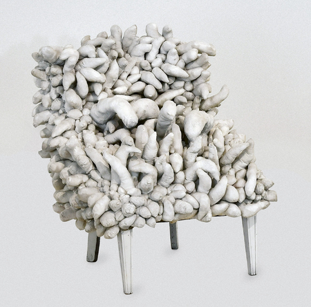 Yayoi Kusama<br />Sin título (Silla) [Untitled (Chair)], 1963<br />Tela rellena y cosida, madera y pintura<br />81 × 93 × 92 cm<br />Colección de la artista<br />© YAYOI KUSAMA<br />Foto cortesía de Yayoi Kusuma Foundation