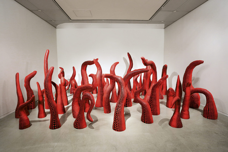 Yayoi Kusama<br />El momento de la regeneración (The Moment of Regeneration), 2004<br />Tela cosida, espuma de uretano, acrílico y madera, 54 partes<br />54 piezas, dimensiones variables<br />Colección de K11<br />© YAYOI KUSAMA