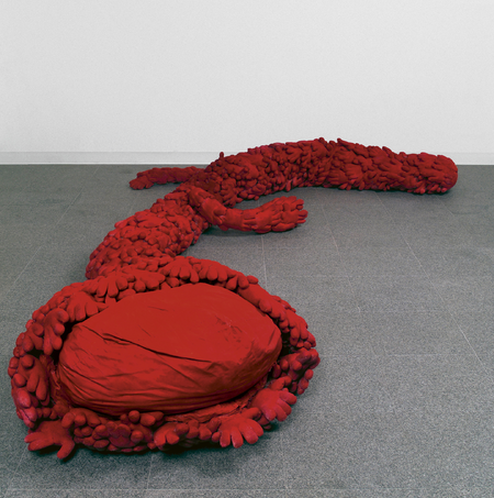 Yayoi Kusama<br />Flor roja (Red Flower), 1980<br />Algodón cosido, guantes y tela<br />467 × 106 × 52 cm<br />Colección de Ota Fine Arts<br />© YAYOI KUSAMA