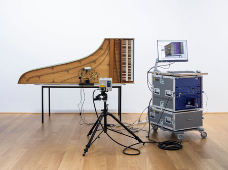 Laser-Interferometrie-Vermessung der Schwingungen eines Cembalos, Foto: Henning Rogge