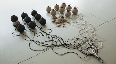 © Mari Iwamoto, Rückwärts blühen, Sand, Coal, Rope, 2020.jpeg