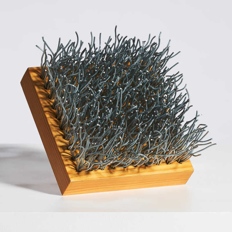 É – Panta rei Au 10, 2022, wire and wood, 12 x 23 x 23,5 cm