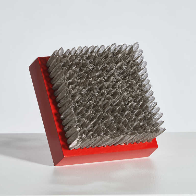 É – Panta rei Au 19, 2stainless steel metal mesh and wood, 9,5 x 18 x 18 cm 