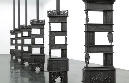 Ida Ekblad, PIKE LÆGGER I OVNEN, Installasjonsfoto / Installation view, 2021. Foto: Uli Holz. © Ida Ekblad / BONO 2023, courtesy the artist and Kunstnernes Hus.