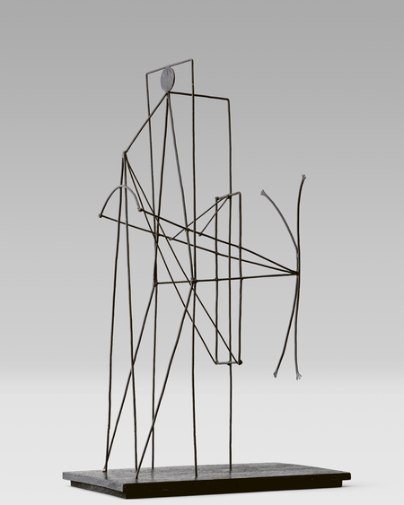Pablo Picasso<br />Figure: Project for a Monument to Guillaume Apollinaire, 1928<br />Iron wire and sheet metal<br />59.5 × 13 × 32 cm<br />Musée national Picasso-Paris. Dation Pablo Picasso, 1979. MP265<br />© Sucesión Pablo Picasso, VEGAP, Madrid, 2023<br />Photo © RMN-Grand Palais (Musée national Picasso-Paris) / Adrien Didierjean