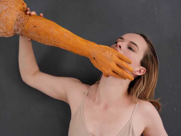 Artwork: Caroline Kampfraath, model Emma Evelein, photo credit Edward Hermans.jpg