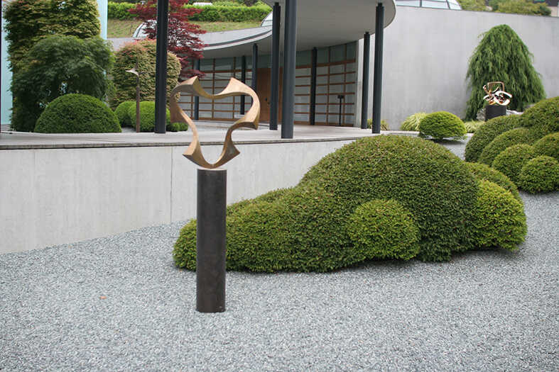 Uwe Karlsen_"Anfang und Ende II"_2003_Bronze poliert_70cm_Säule 100cm