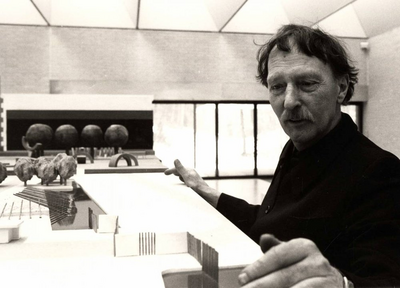 André Volten in zijn tentoonstelling ‘André Volten; 1:100’ in het Kröller-Müller Museum in 1985. Bron: Kröller-Müller Museum