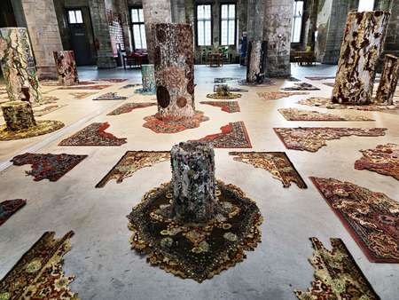 Bianca Runge, Labyrinth of Memories, 2024 Installation Grote Kerk Veere NL, tree trunks, textile, beads, carpets