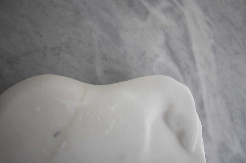 inverno. basso-relievo. Marble fragment 180x200x60mm.2,2kg.2023.DB. Fondazione Arkad, Seravezza, Italia