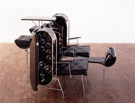 MK Kaehne, Bar Deluxe, 2004. Polyester, Chrom, Leder, Mixed Media, 87 x 270 x 250 cm.