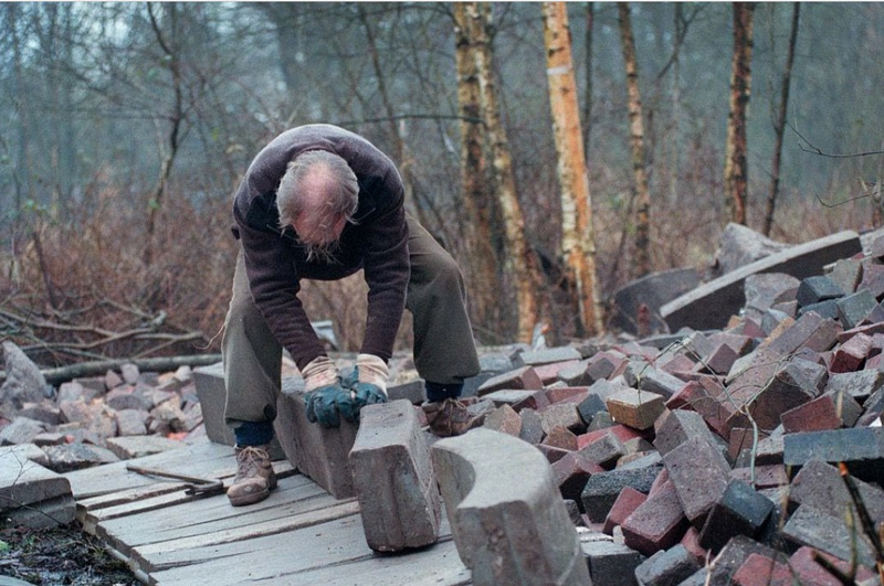 Louis le Roy, Tools his hands and a crowbar