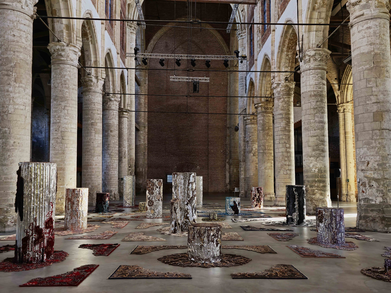 Bianca Runge, Labyrinth of Memories, 2024 xx Installation Grote Kerk Veere NL, tree trunks, textile, beads, carpets3