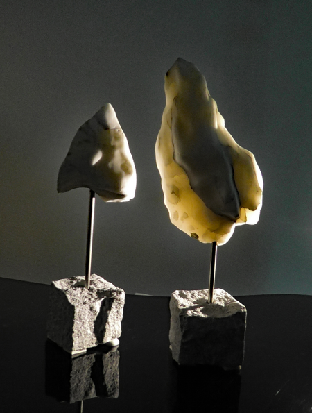 Walter Dorsch: Transparency, 2023, Alabaster, 45 x 16 x 13 cm bzw. 40 x 14 x 10 cm