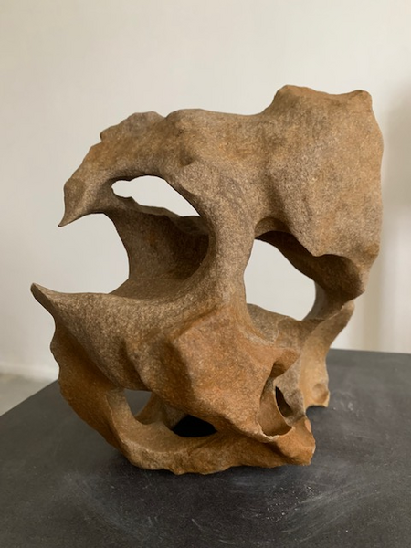 Birgit Cauer, LITHO VITAL IX, 2023, Thüster Kalkstein, geätzt, 18 x 17 x 13 cm