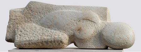 Ursula Güttsches, Sanfte Verstörung, 2023, Reinhardtsdorfer Sandstein, 31 x 85 x 30 cm.