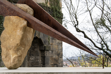 Petr Štast'ny, Weight 9, 2019, Sandstein, Stahl, Beton, foto-Frank-Höhler