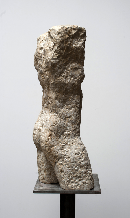 Marguerite Blume- Cardenas, Auftakt, 2017, Reinhardtsdorfer Sandstein, 60 × 22 × 20 cm