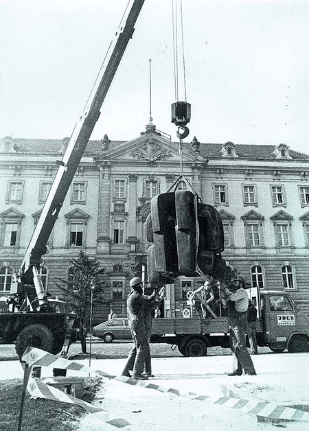 Aufstellung der Skulptur Treblinka vor dem Amtsgericht Charlottenburg im September 1979. Foto: Traudbert Erbe, Archiv Karl Eimermacher.