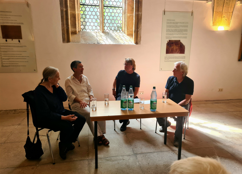 Kunstgespräch mit v.l.n.r. Marguerite Blume-Cárdenas, Ursula Güttsches, Detlef Schweiger und Robert Schmidt-Matt. Foto: Anemone Vostell.