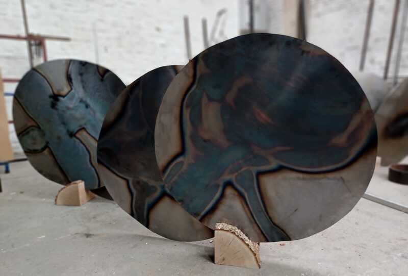 M_Holz_Fleeting-shadows-2023_Steel-wood_125x150x40cm_©VG BILD KUNST