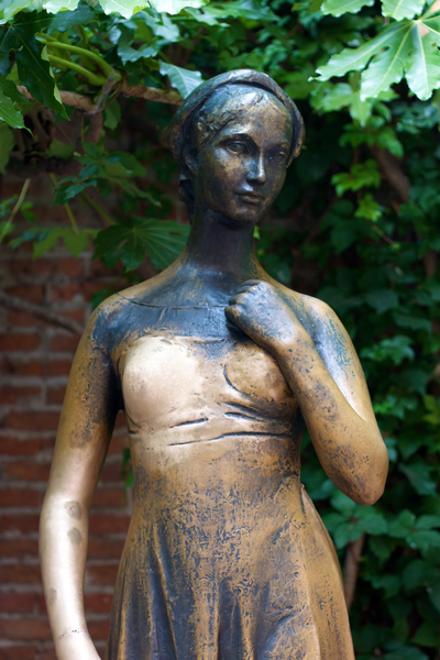 Nereo Costantini, Juliet (1969), bronze replica, Verona. Photo:  Jiuguang Wang, Bronze Statue of Juliet, Casa di Giulietta, Verona, CC BY-SA 3.0 <https://creativecommons.org/licenses/by-sa/3.0/us/>, via Flickr.