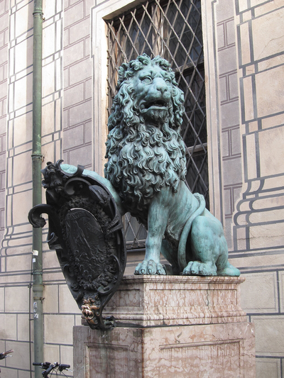 Hubert Gerhard, Bronze Lions (1616), bronze replica, Munich. Photo: AHert, CC BY-SA 3.0 <https://creativecommons.org/licenses/by-sa/3.0>, via Wikimedia Commons.