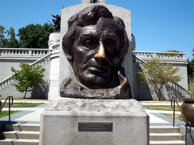 Gutzon Borglum, Head of Abraham Lincoln (1874), bronze recasting of a marble bust, Springfield, Illinois. Photo: Sector001, CC BY-SA 3.0 <https://creativecommons.org/licenses/by-sa/3.0>, via Wikimedia Commons.