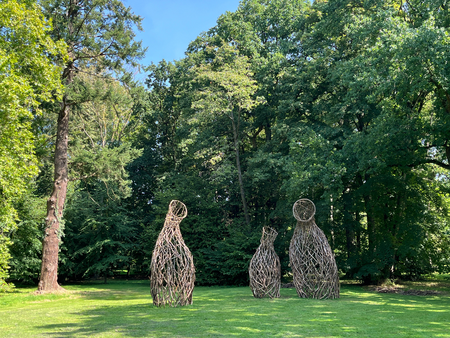 3 Skulpturen am Rande der zentralen Rasenfläche im Schloßpark (Ansicht 1)