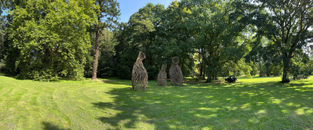 3 Skulpturen am Rande der zentralen Rasenfläche im Schloßpark (Ansicht 2)