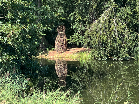 Skulptur am Rande eines Teiches im Schlosspark Pansevitz