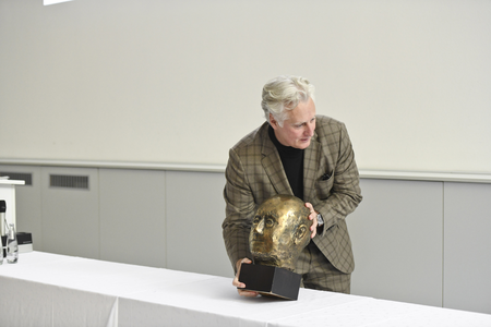 Felix Brusberg mit Hubertus Giebes Büste von Gottfried Benn. Foto Andrea Katheder