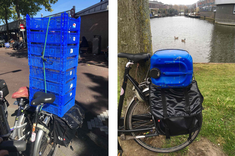 Blauw plastic afval op de fiets.