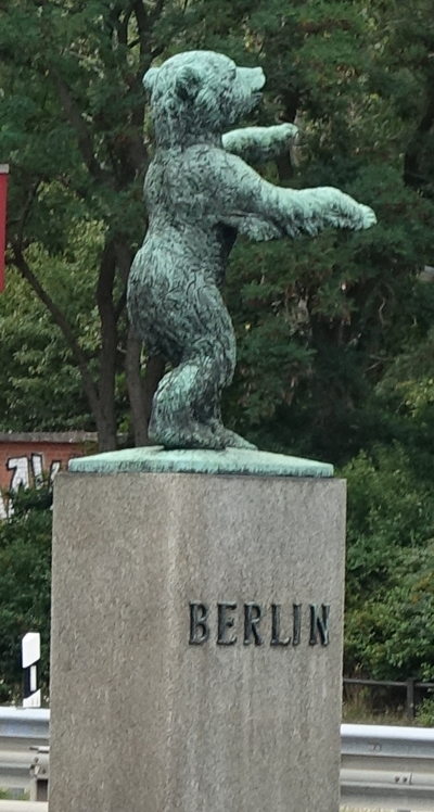 Potsdamer_Chaussee_61A_(Berlin-Nikolassee)_Bärenskulptur