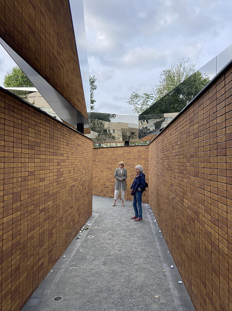 Holocaust_Namenmonument_(Amsterdam)