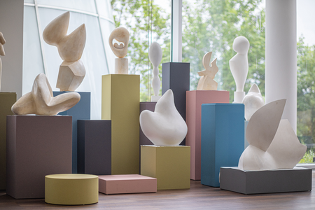 Schenkung Gipse von Hans Arp. Foto Helmut Reinelt