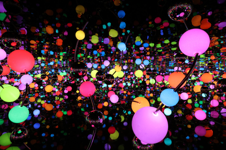 Yayoi Kusama, Infinity Mirrored Room – The Eternally Infinite Light of the Universe Illuminating the Quest for Truth, 2020, Holz, Metall, Glasspiegel, Kunststoff, Acrylplatte, Gummi, LED-Beleuchtungssystem, Schaumstoffkugeln, Edelstahlkugeln, 296 x 622,4 x 622,4 cm, LAS Art Foundation, © Yayoi Kusama
