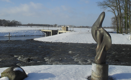 Carola Wedells "Flügelwachsen über dem Delta" hält Wacht im Winter an der Hase, Quakenbrück, Niedersachsen