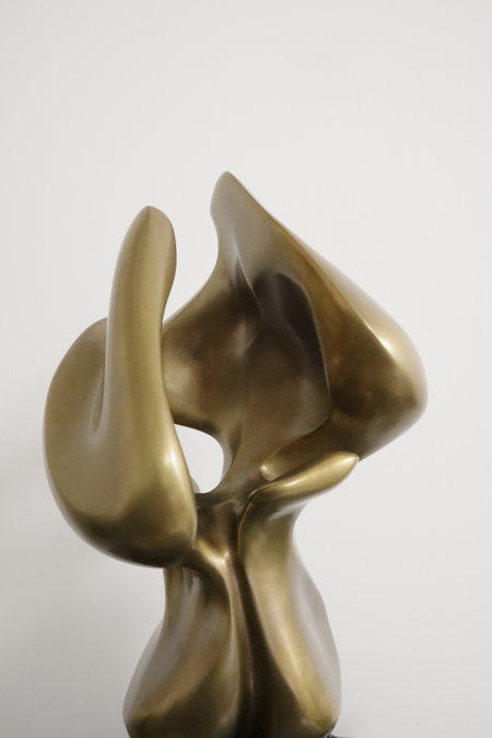 Die Bronze  "K...h", 2008 – aus dem Zyklus: „ Balance“, ist die kleine handliche Version des großen Aufbruchs