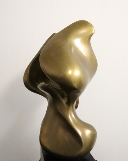 Carola Wedells Bronze "K...h", 2008 – aus dem Zyklus: „Balance“, seitlich vermittelt die überraschende Allansichtigkeit