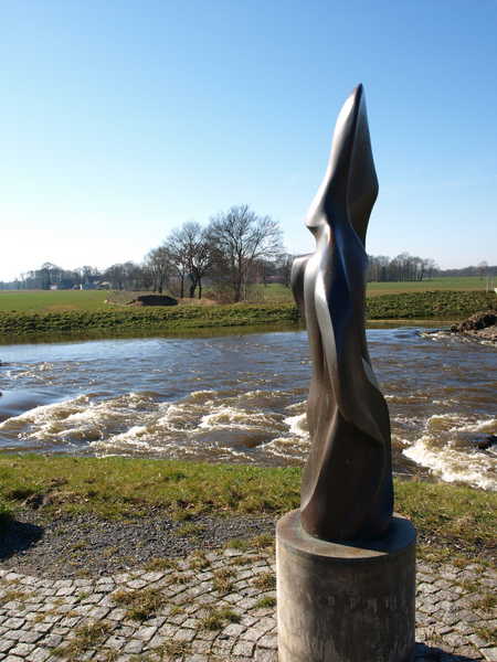 Carola Wedells "Flügel wachsen über dem Delta", 2005  - großer Engel an der Hase nach deren Renaturierung 2013, Quakenbrück, Niedersachsen