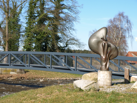 Carola Wedells "Flügelwachsen über dem Delta" 1,85cn großer Engel an der Hase, Quakenbrück, 2005  - www.carola-wedell.de/profil