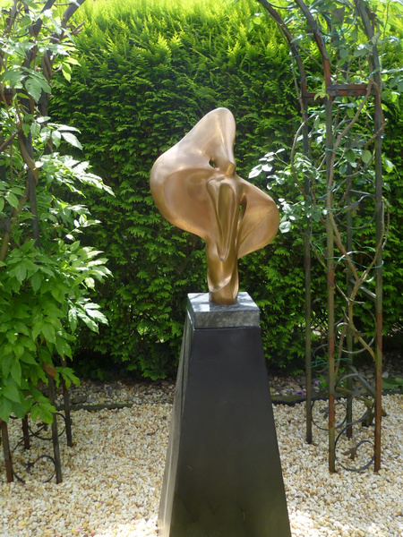 Bronze-Kraftform "F-n", die 55cm große Version des Quakenbrücker Engels im Garten eines Käufers.