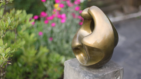 Die verschiedenen Jahreszeiten verändern die Oberfläche, was den Reiz der Form noch steigert: Rauhreif, Schneehauben und einfach der Glanz des Lichts.