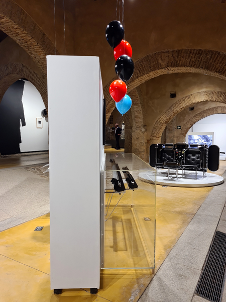 Ausstellungsansicht Stecker und Luftballons (2024), im Hintergrund re.: Bar Deluxe (2004), li: Sex, Drugs Rock n'Roll (undated)